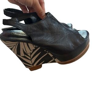 Matiko Women's Erin Clog Sandal Black Leather Printed Wedge sz 7.5